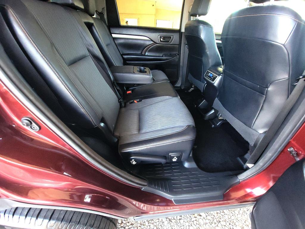 2015 Toyota Highlander LE photo