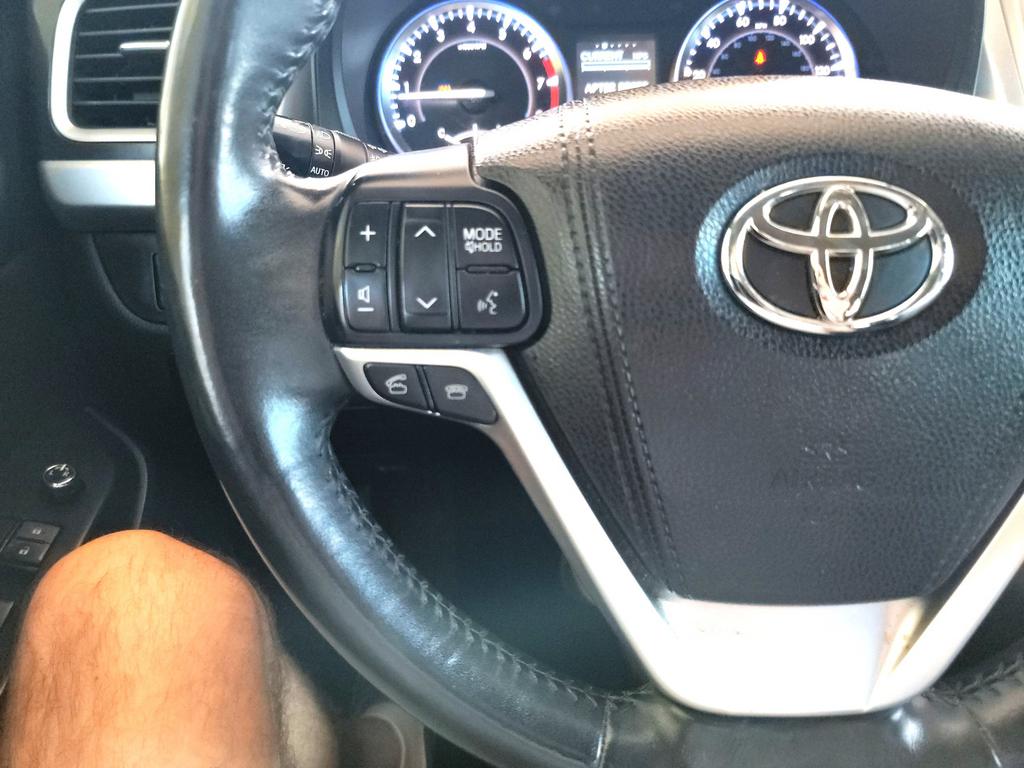 2015 Toyota Highlander LE photo
