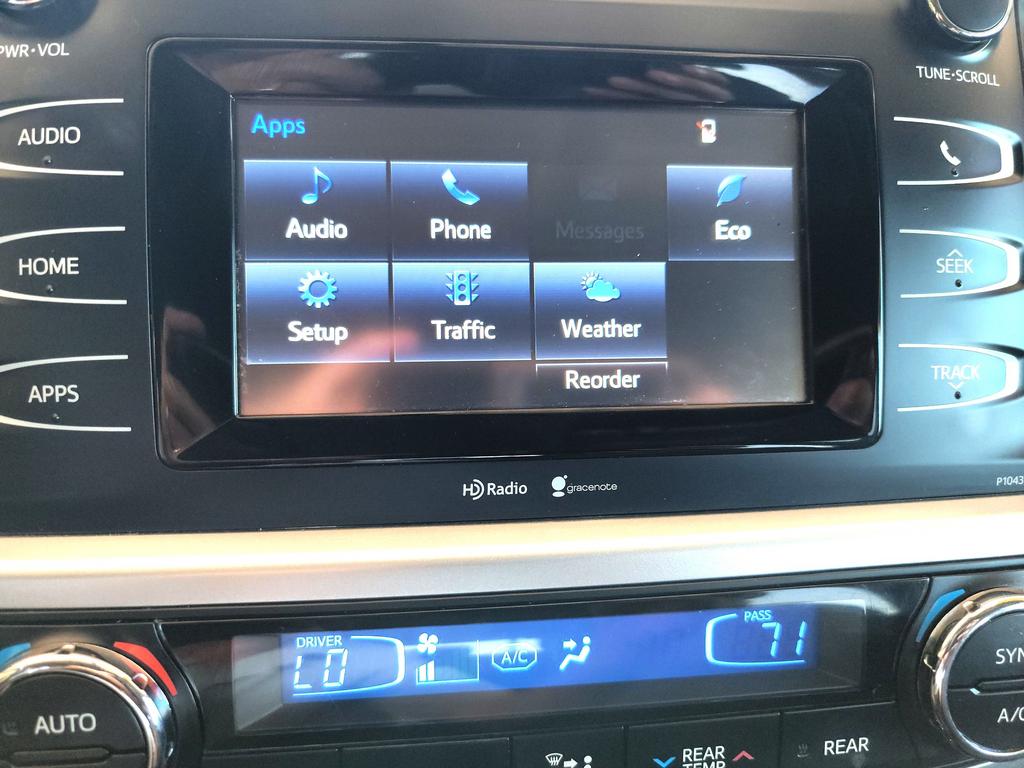 2015 Toyota Highlander LE photo