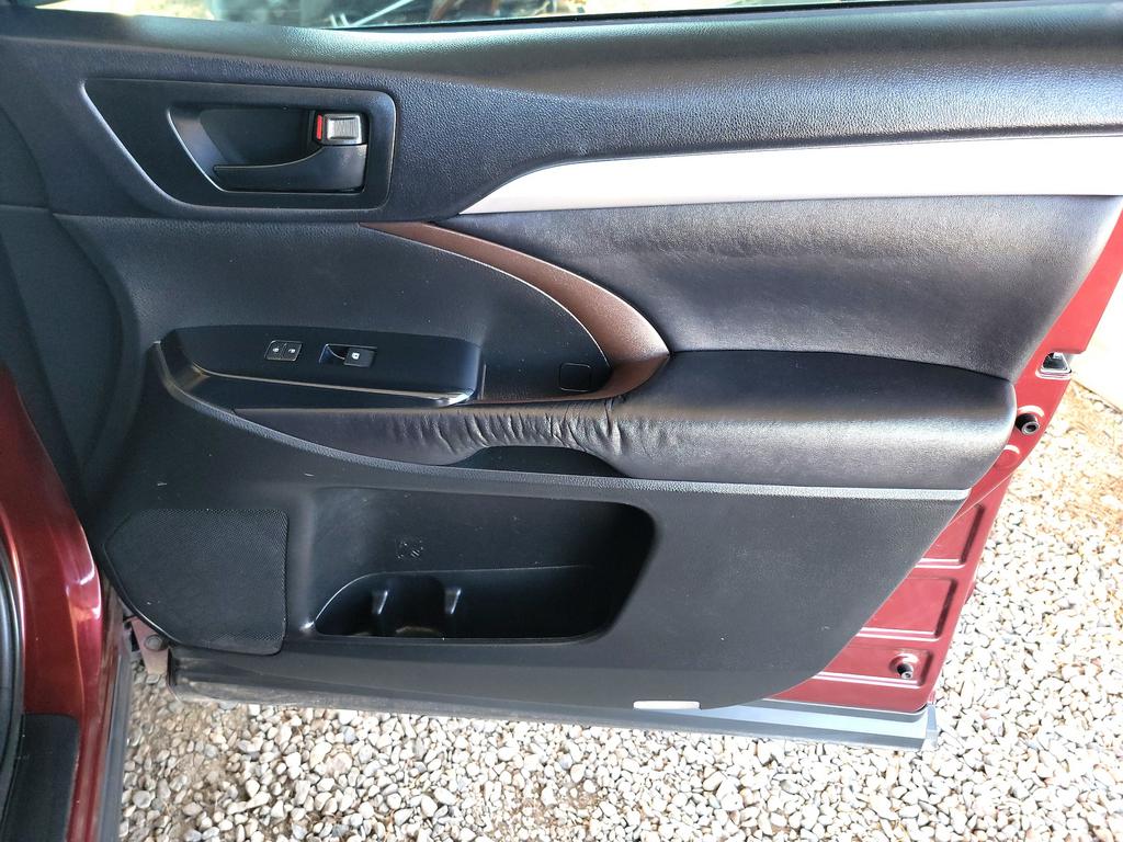 2015 Toyota Highlander LE photo