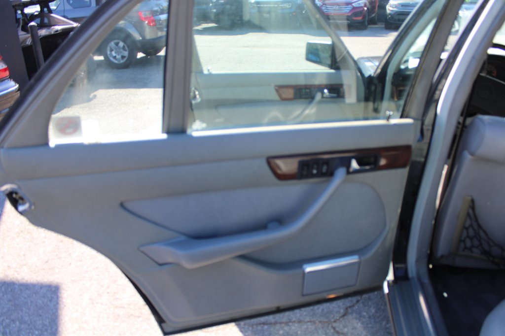 1987 Mercedes-Benz 560 - $14,500