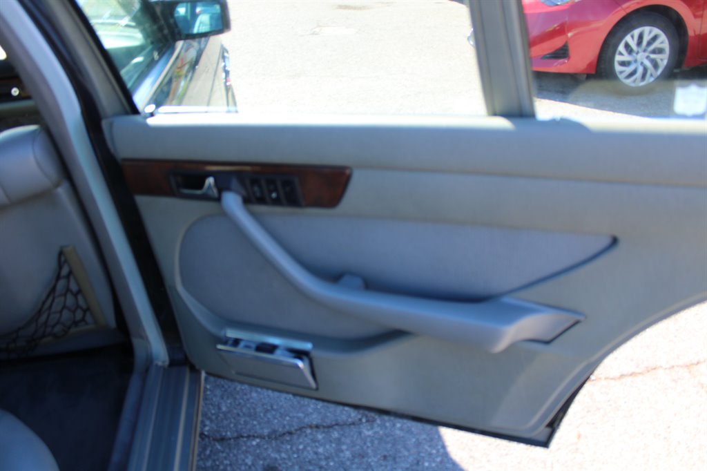 1987 Mercedes-Benz 560 - $14,500