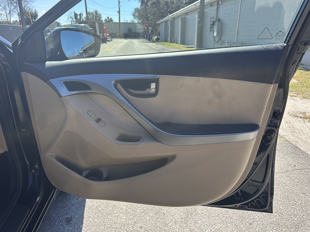 2012 Hyundai Elantra GLS photo