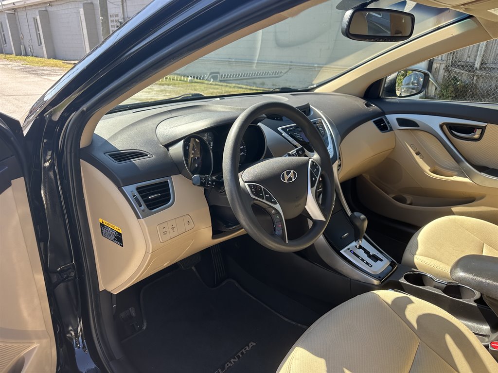 2012 Hyundai Elantra GLS photo
