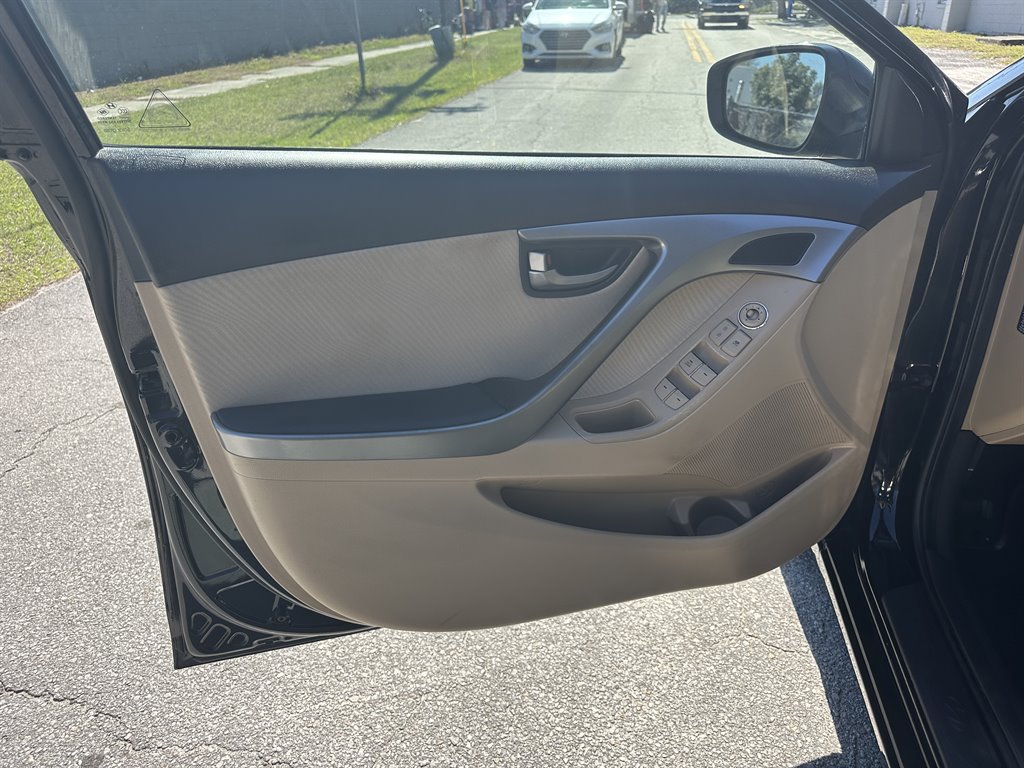 2012 Hyundai Elantra GLS photo