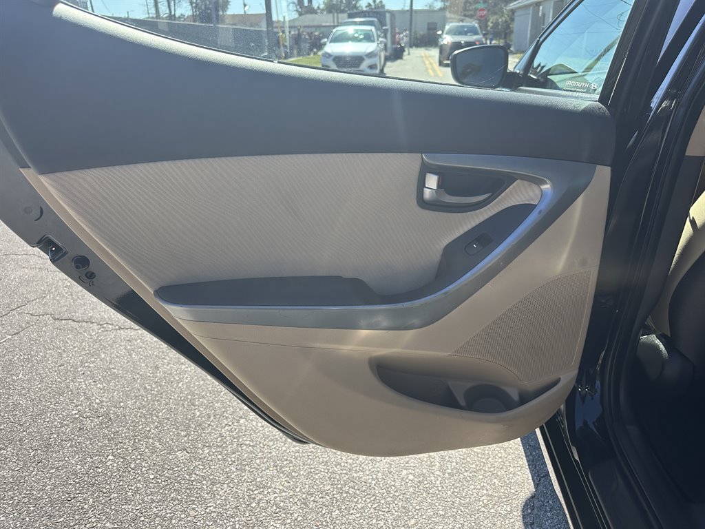 2012 Hyundai Elantra GLS photo