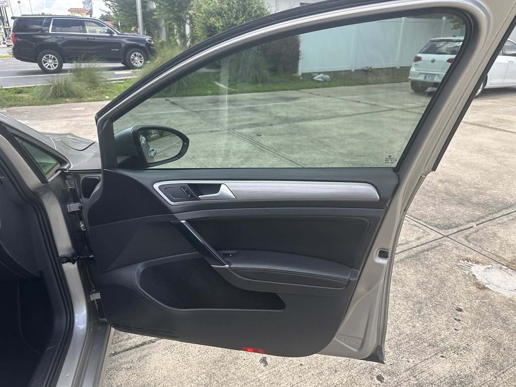 2015 Volkswagen Golf - $10,600