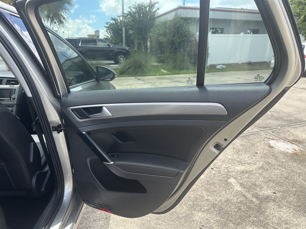 2015 Volkswagen Golf - $10,600