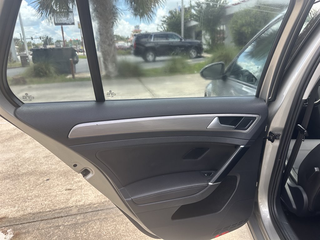 2015 Volkswagen Golf - $10,600