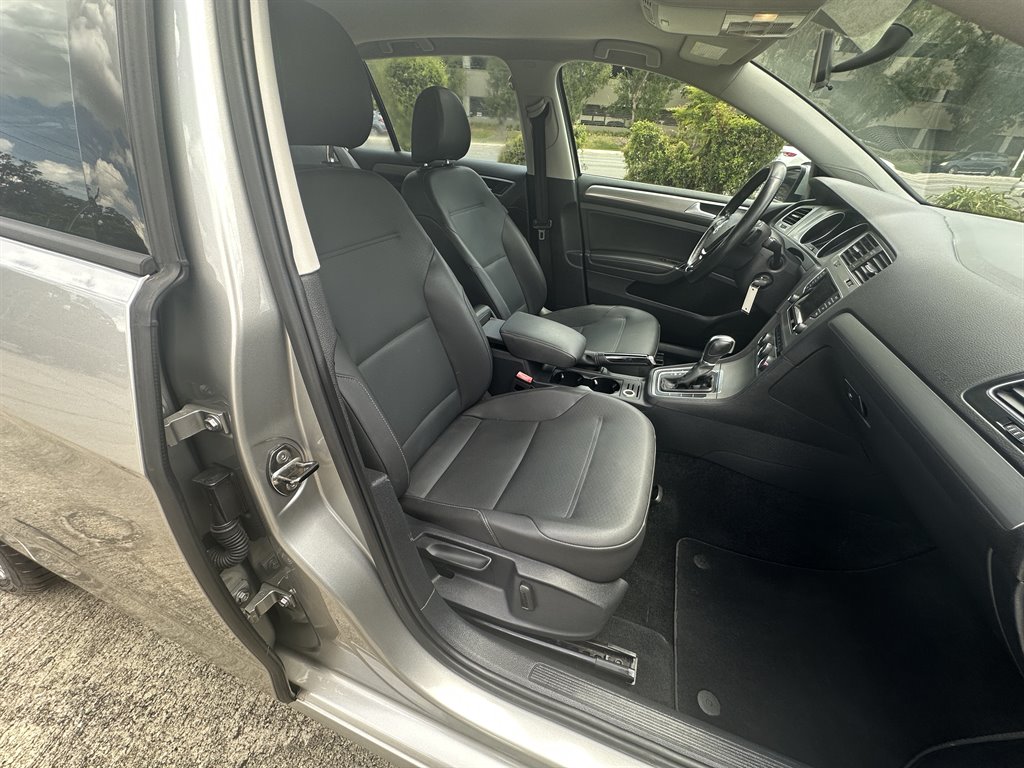 2015 Volkswagen Golf - $10,600