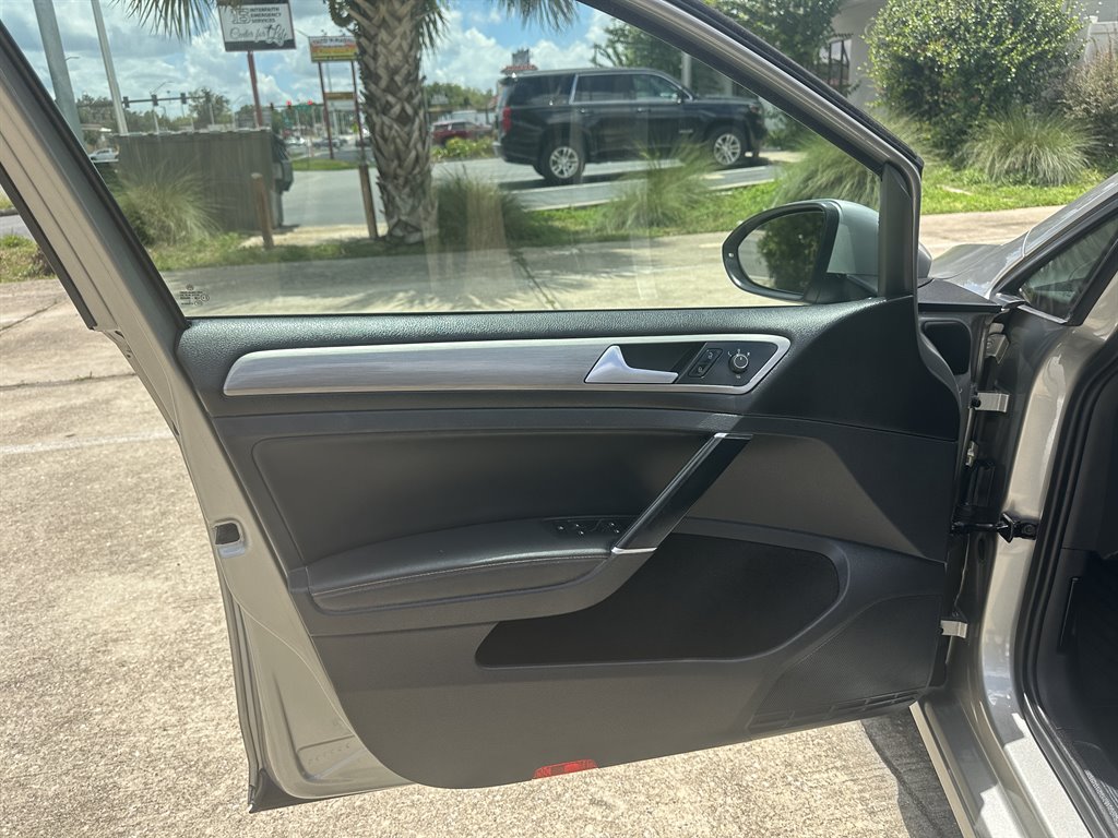 2015 Volkswagen Golf - $10,600