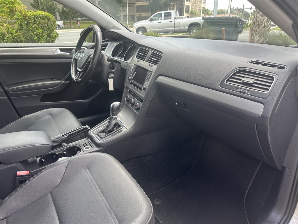 2015 Volkswagen Golf - $10,600