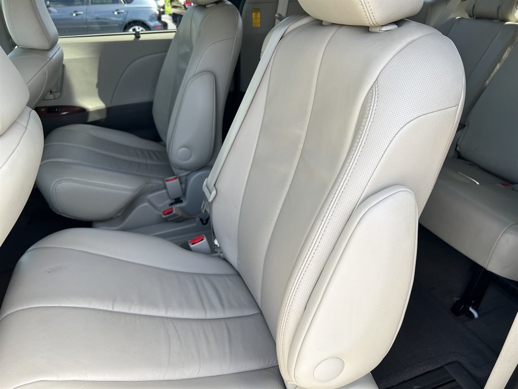 2014 Toyota Sienna - $20,600