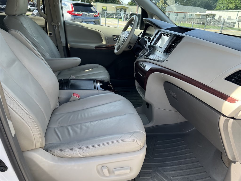 2014 Toyota Sienna - $20,600