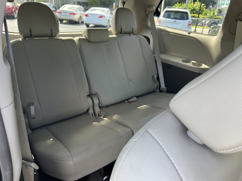 2014 Toyota Sienna - $20,600
