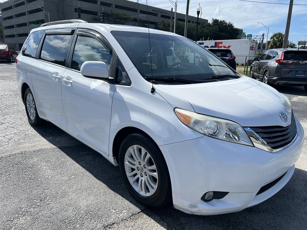 2014 Toyota Sienna - $20,600