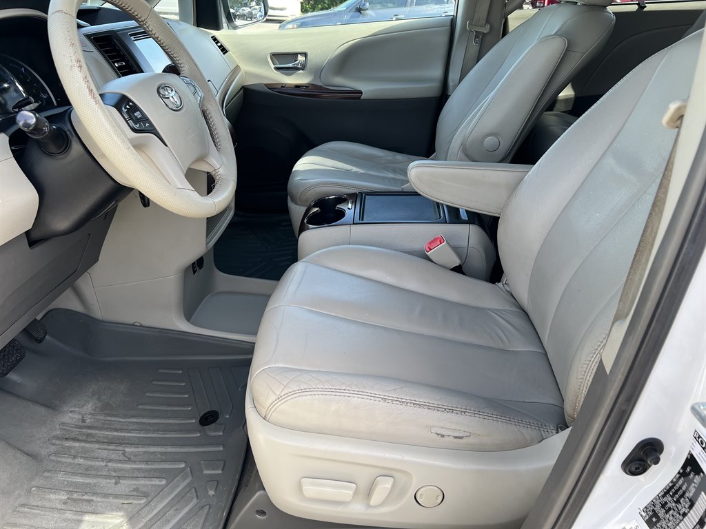 2014 Toyota Sienna - $20,600