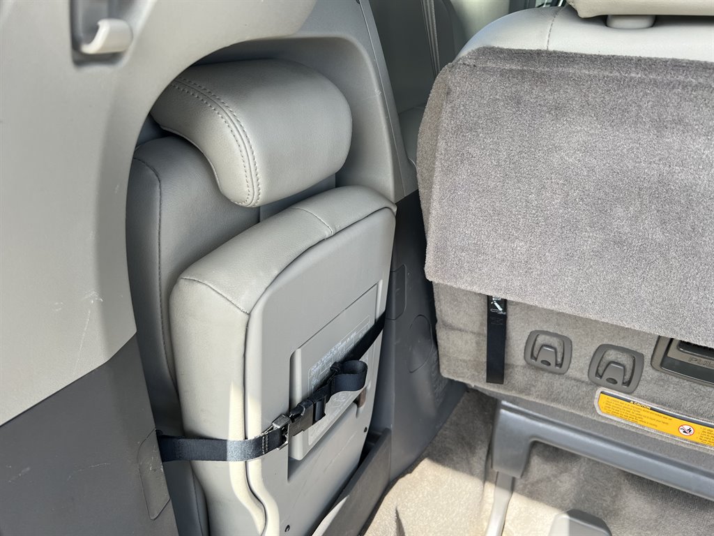 2014 Toyota Sienna - $20,600