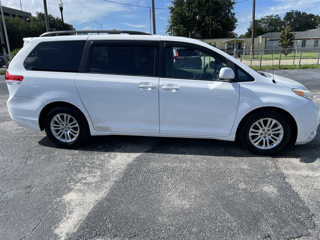 2014 Toyota Sienna - $20,600