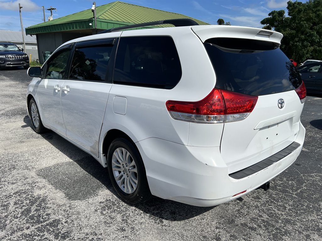 2014 Toyota Sienna - $20,600