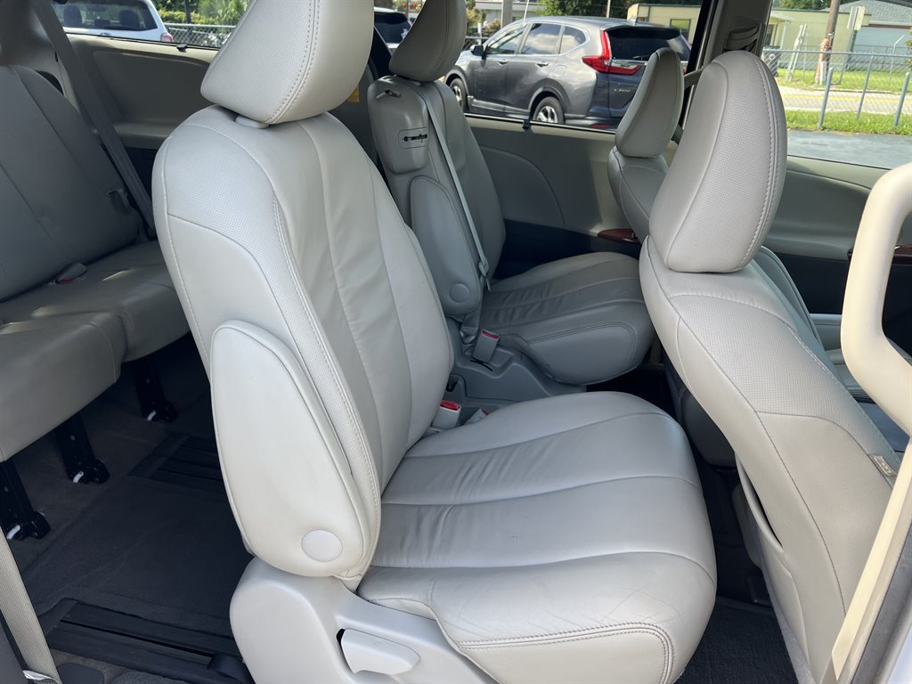 2014 Toyota Sienna - $20,600
