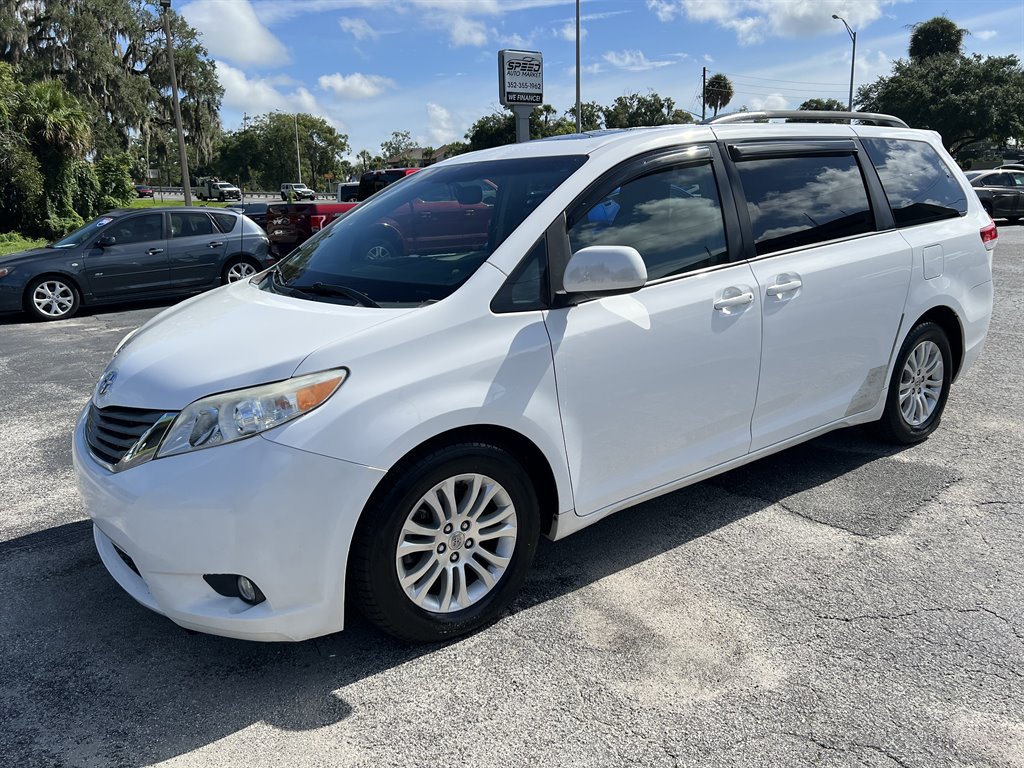 2014 Toyota Sienna - $20,600