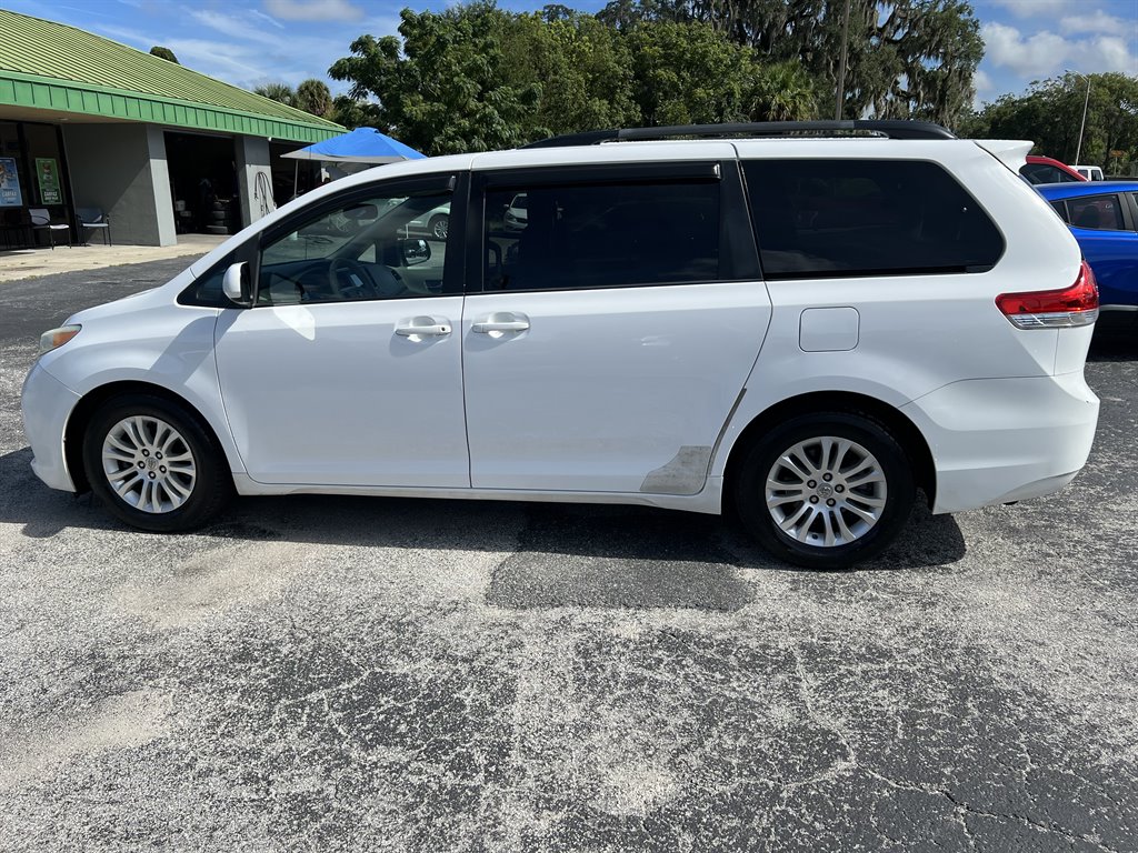 2014 Toyota Sienna - $20,600