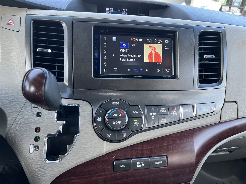 2014 Toyota Sienna - $20,600