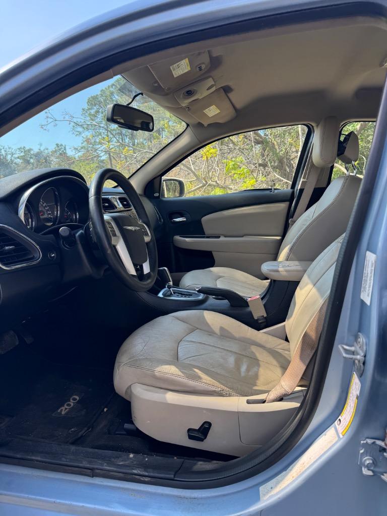 2013 Chrysler 200 Limited photo
