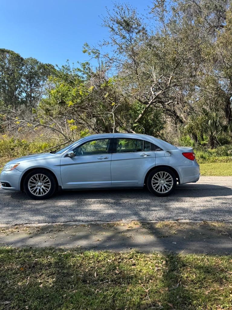 2013 Chrysler 200 Limited photo