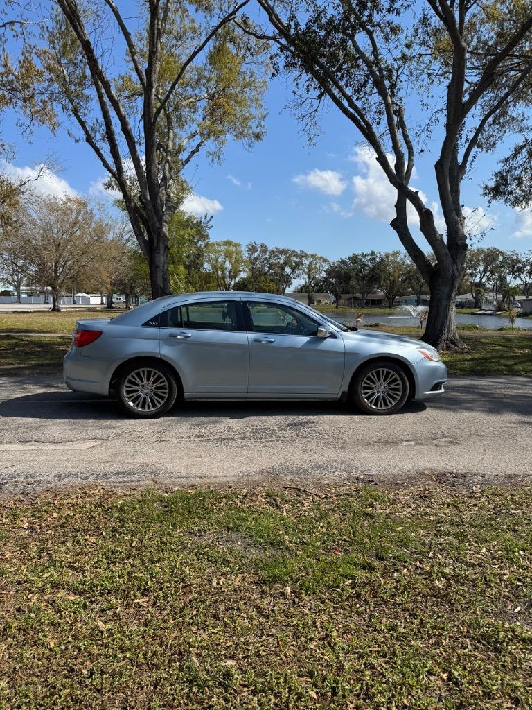 2013 Chrysler 200 Limited photo