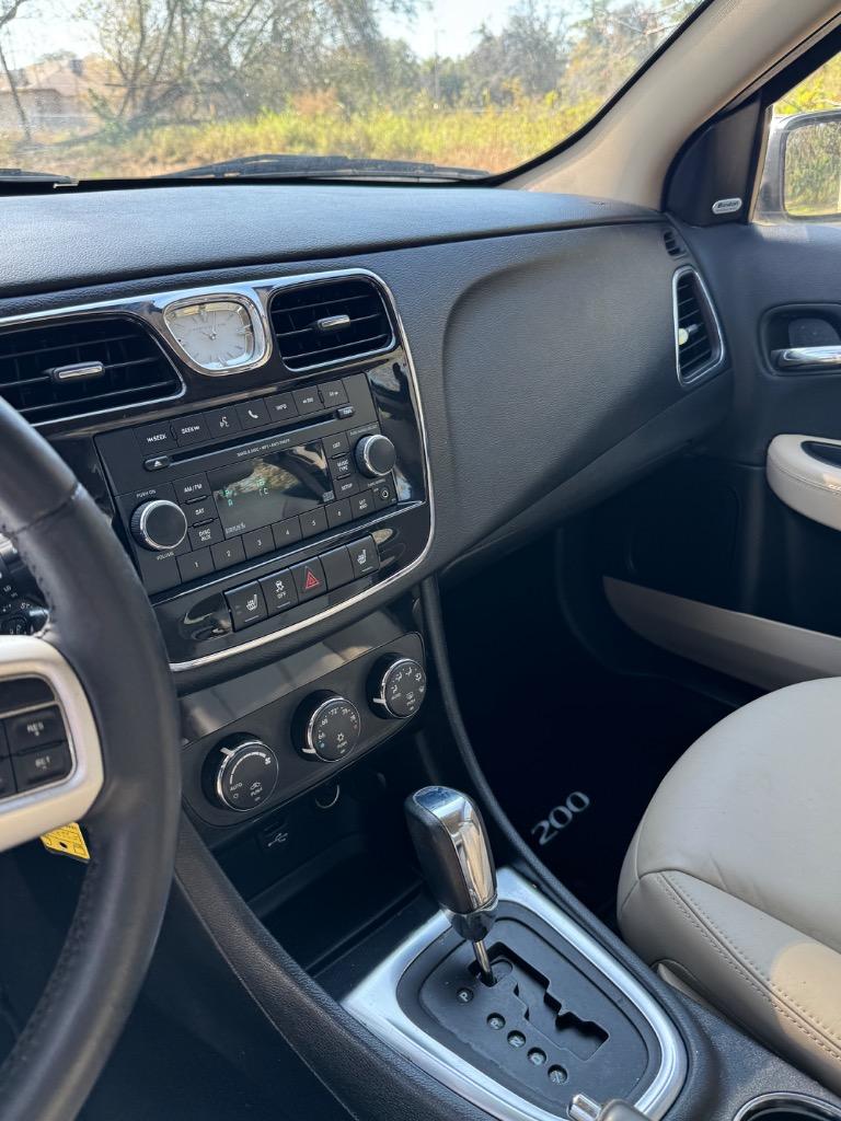 2013 Chrysler 200 Limited photo