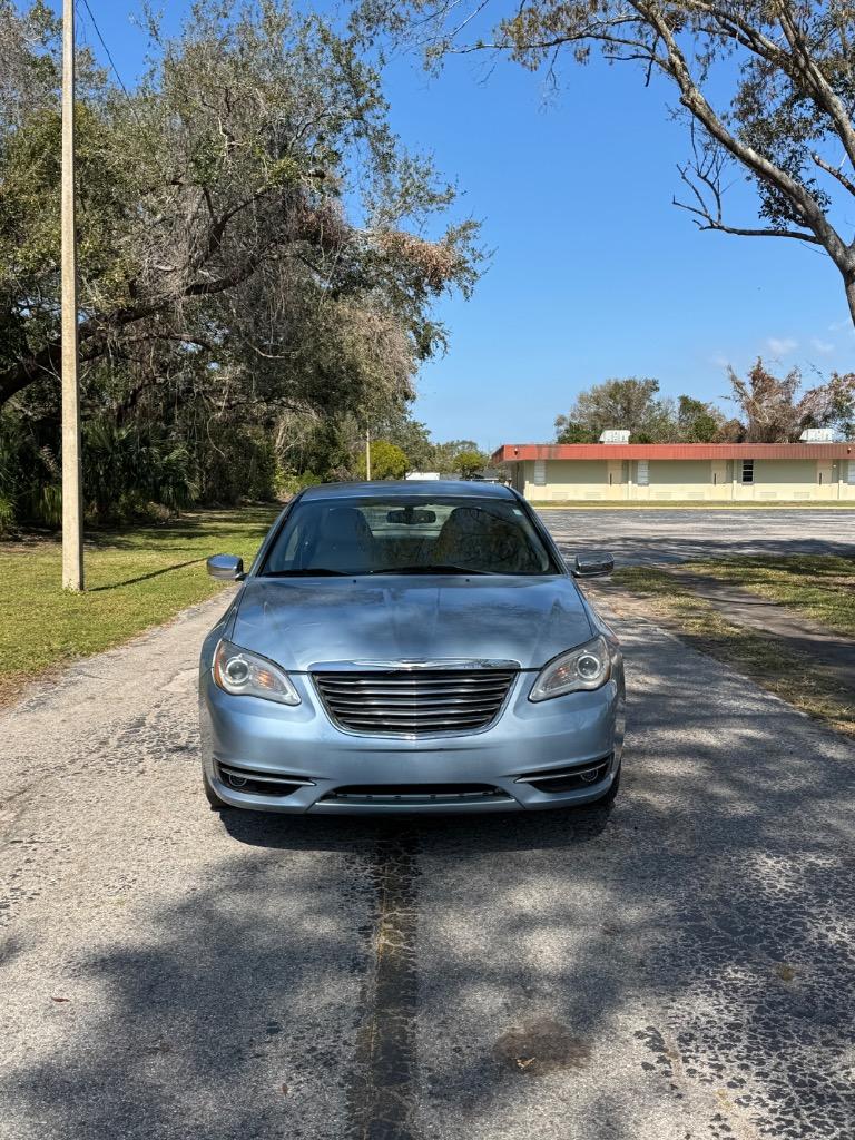 2013 Chrysler 200 Limited photo