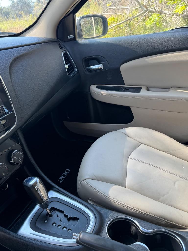 2013 Chrysler 200 Limited photo