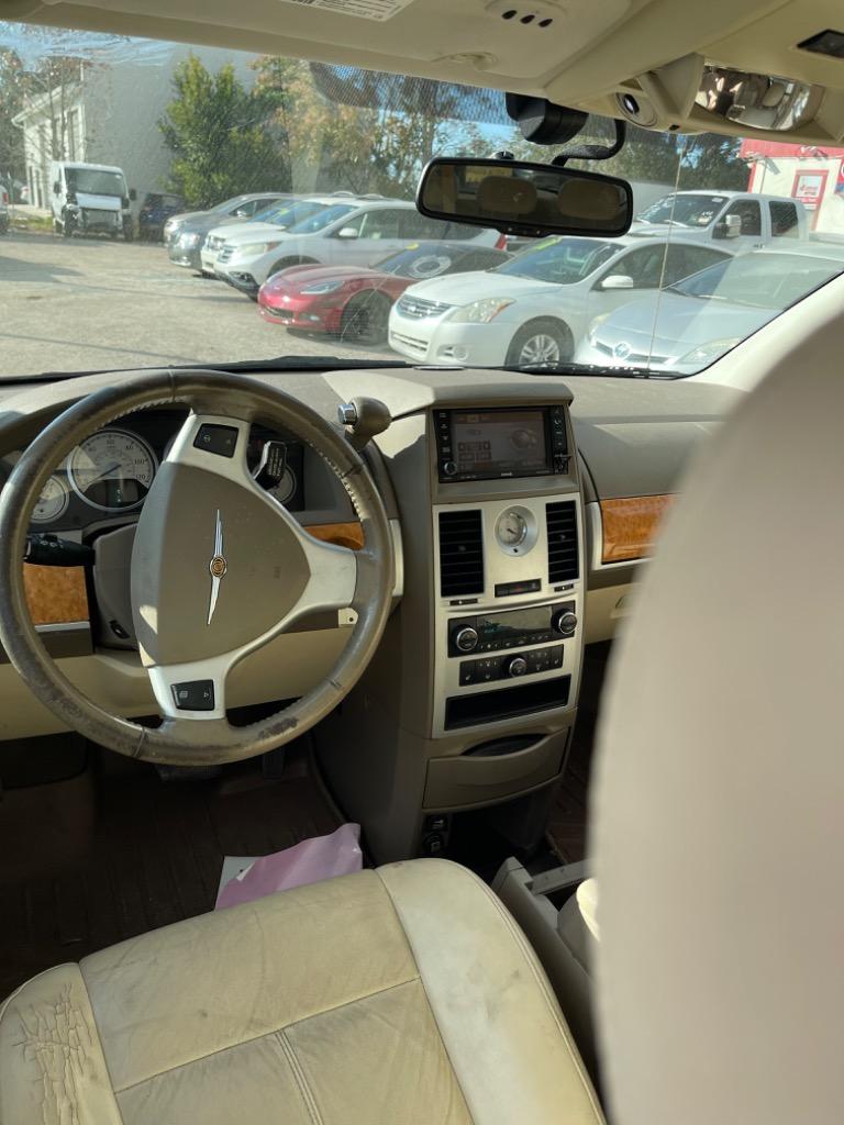 2009 Chrysler Town & Country Limited photo