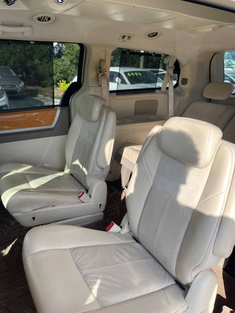 2009 Chrysler Town & Country Limited photo