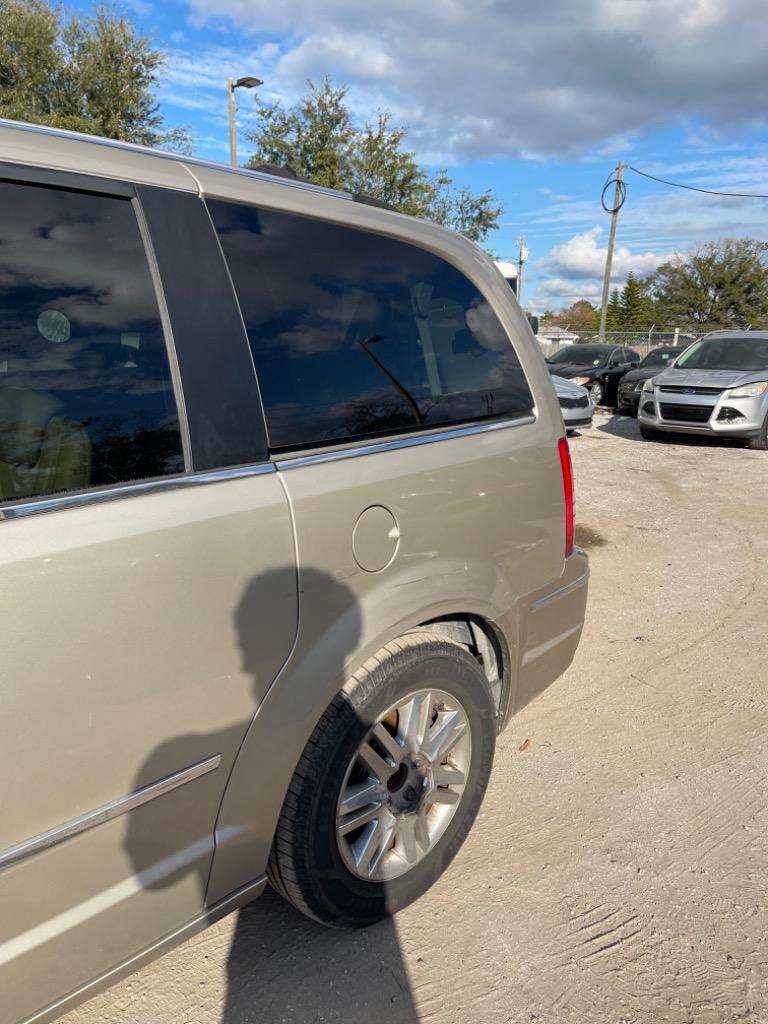 2009 Chrysler Town & Country Limited photo