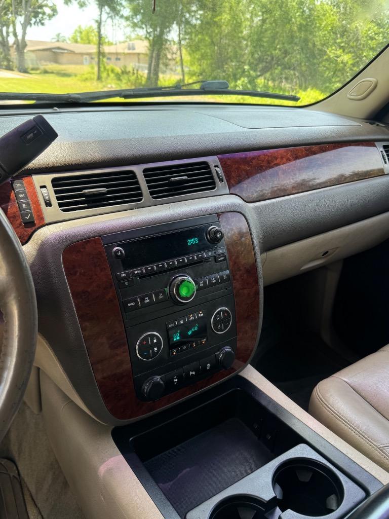 2013 Chevrolet Suburban LT 1500 photo
