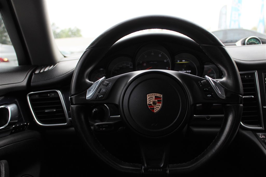 2013 Porsche Panamera 4 photo