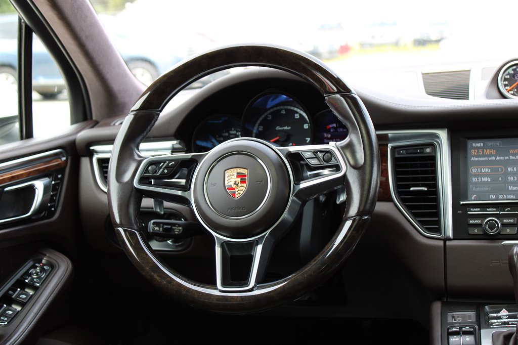 2015 Porsche Macan Turbo photo