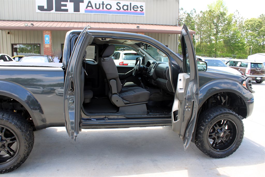 2013 Nissan Frontier SV V6 photo
