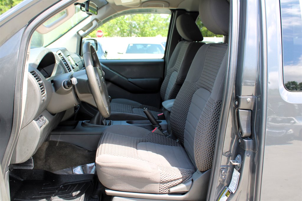 2013 Nissan Frontier SV V6 photo