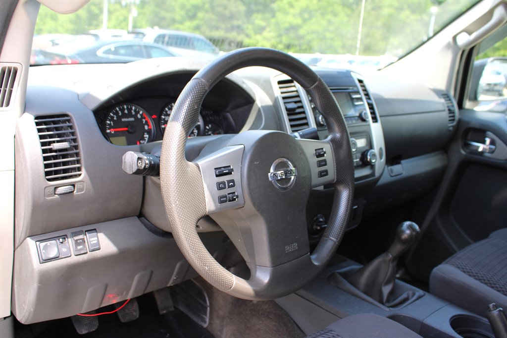 2013 Nissan Frontier SV V6 photo