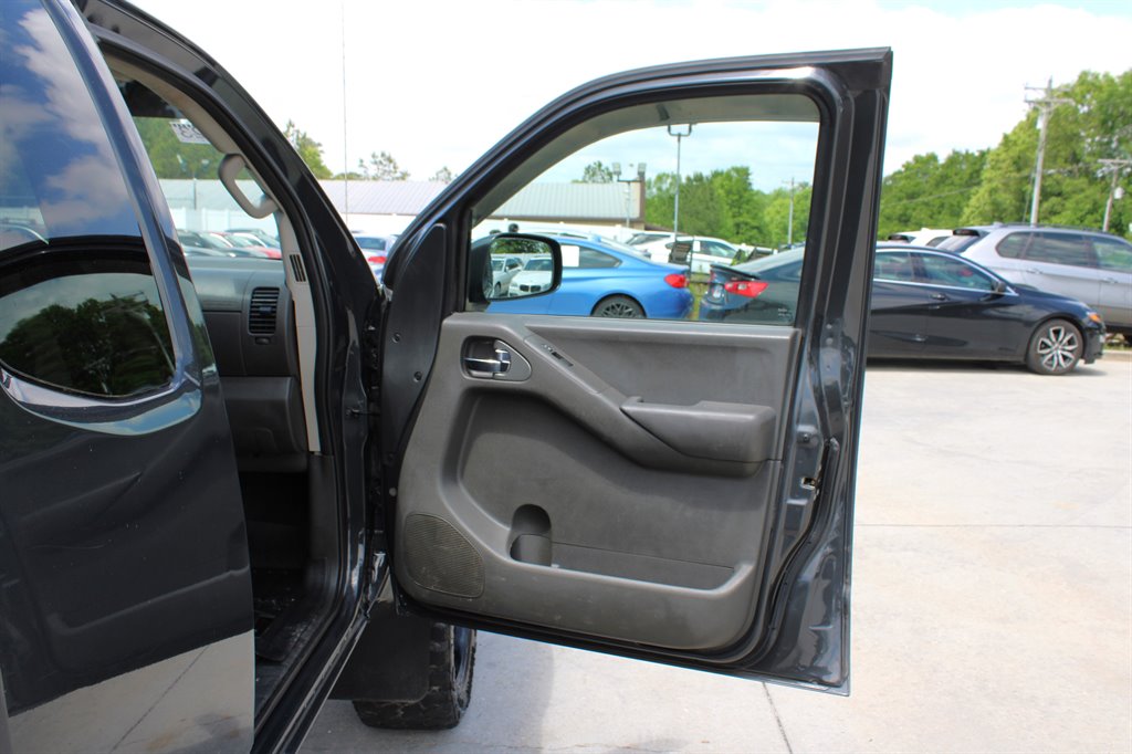 2013 Nissan Frontier SV V6 photo