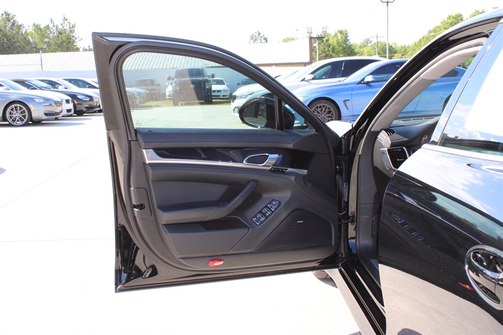 2011 Porsche Panamera 4S photo