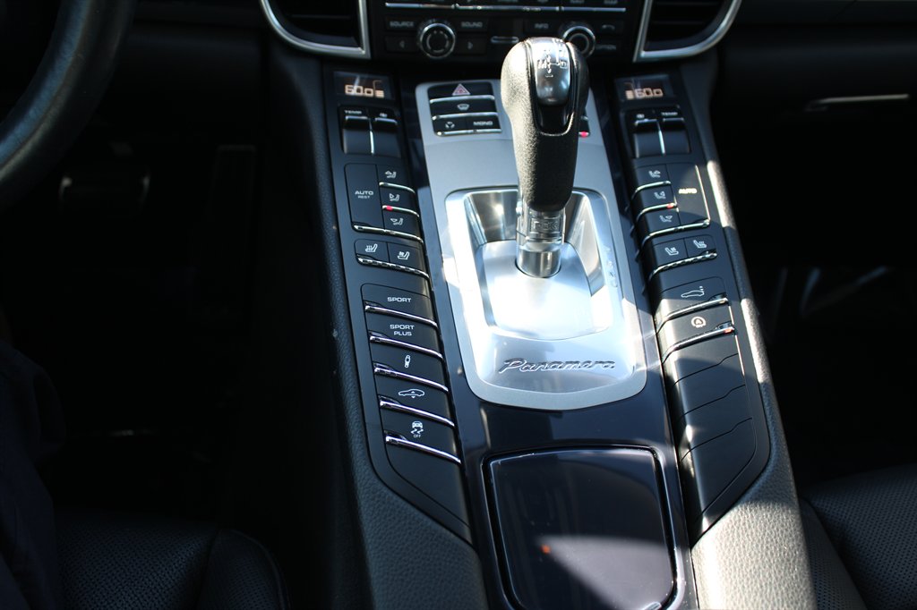 2011 Porsche Panamera 4S photo