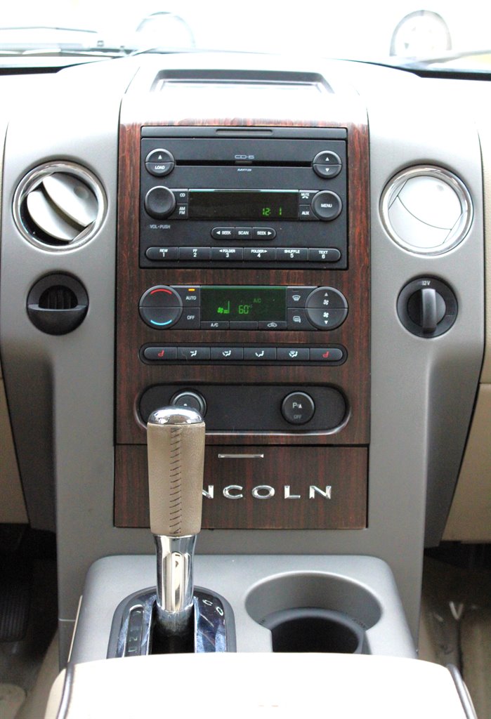 2006 Lincoln Mark LT photo