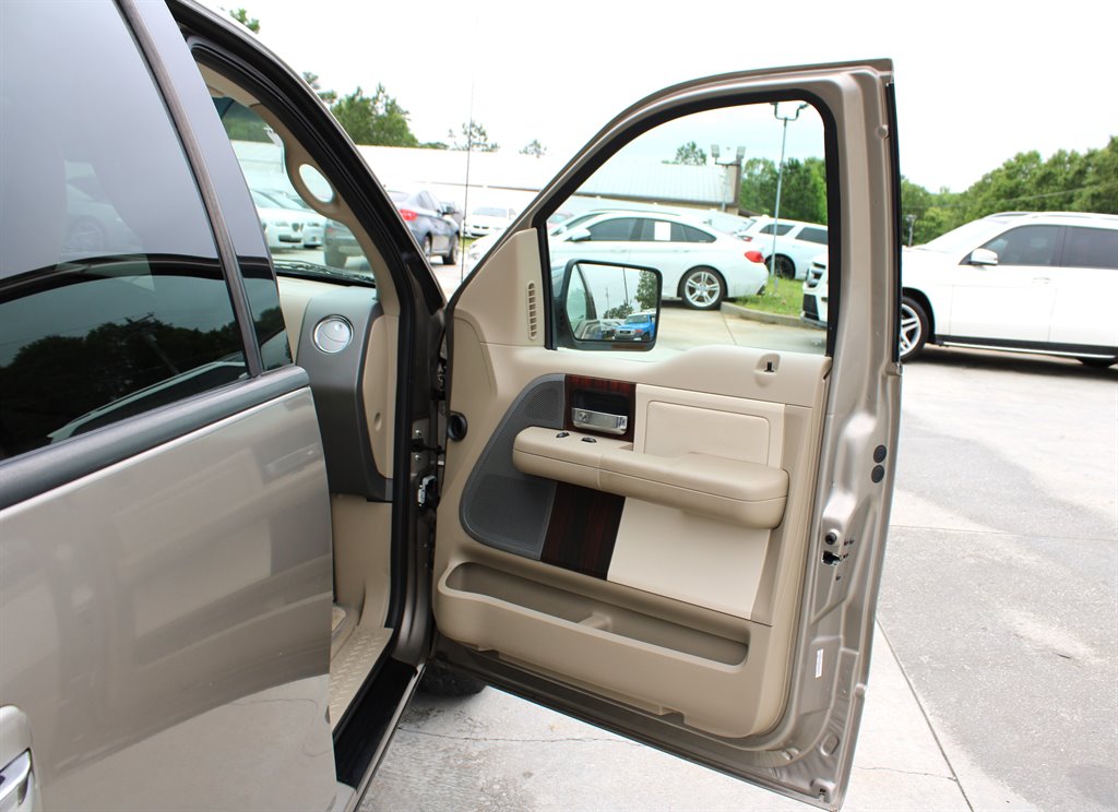 2006 Lincoln Mark LT photo