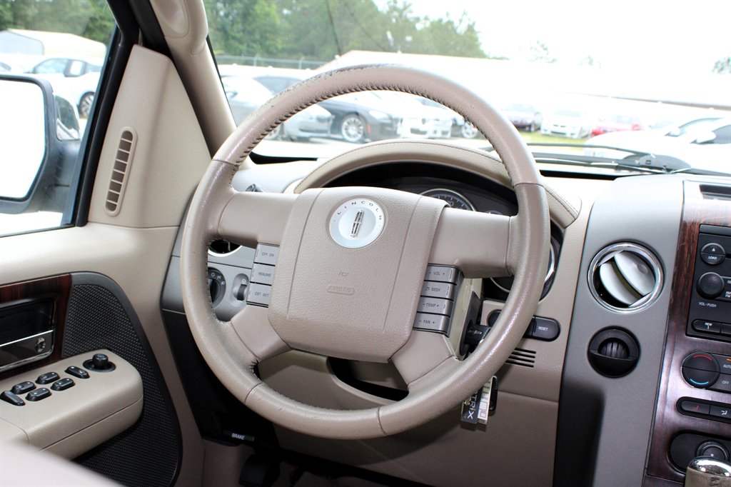 2006 Lincoln Mark LT photo