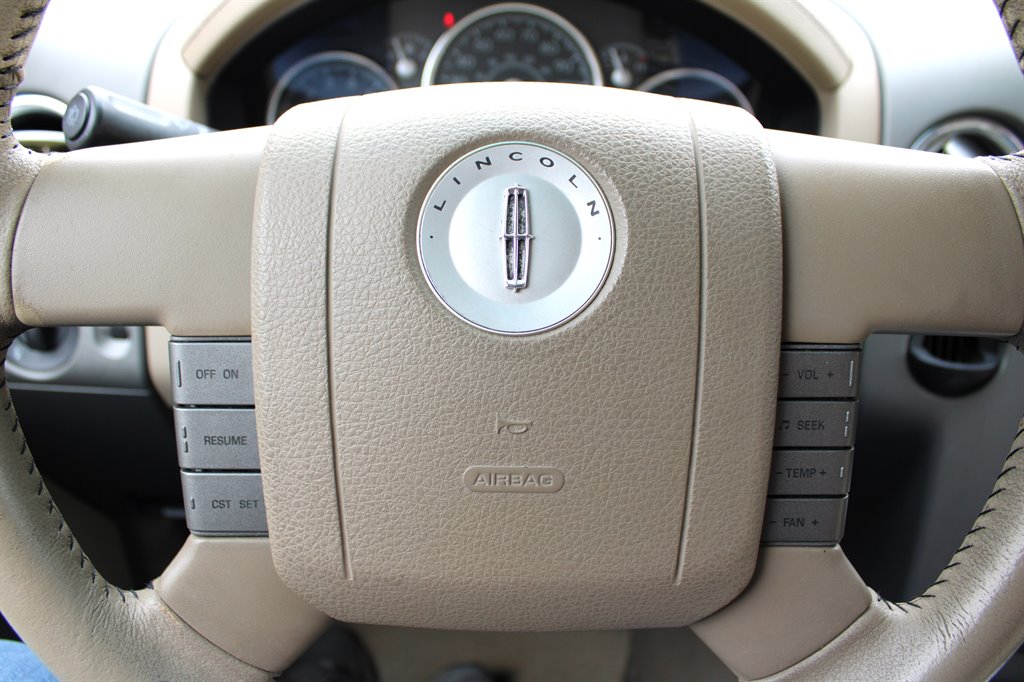 2006 Lincoln Mark LT photo